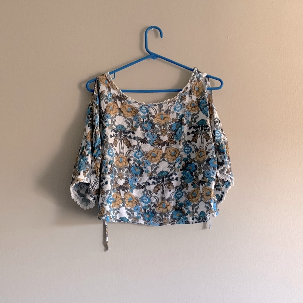 Floral loose crop top with slit short sleeves